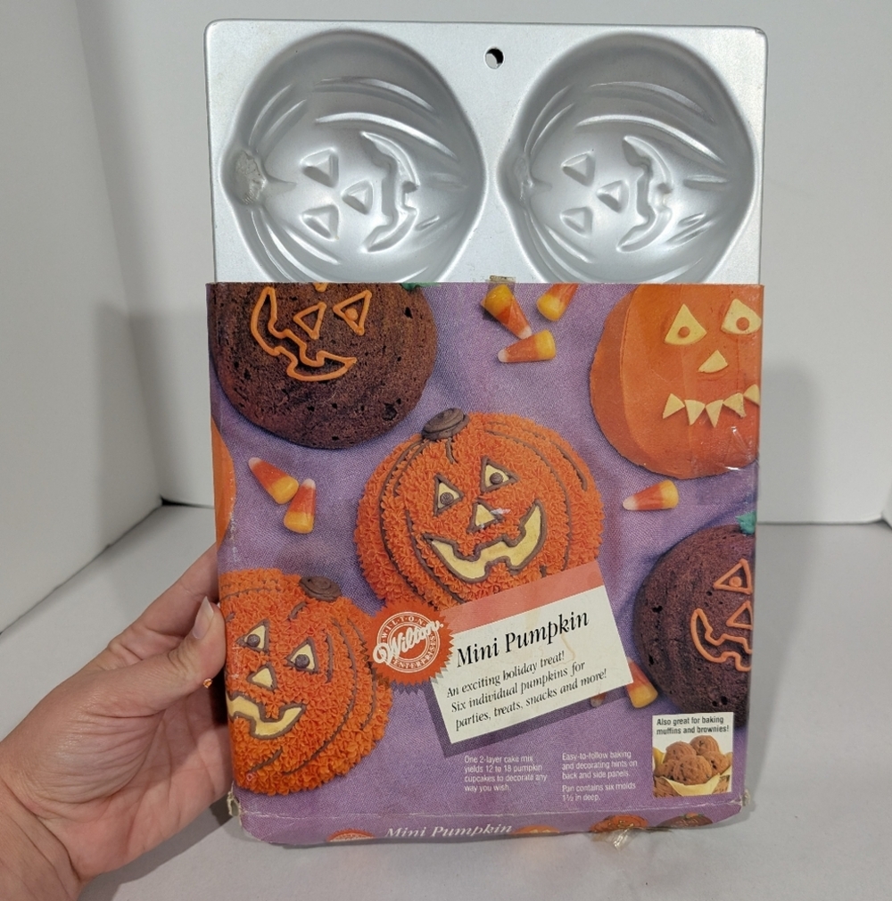 Vintage 1989 Wilton Mini Pumpkin Cake Pan - Silver